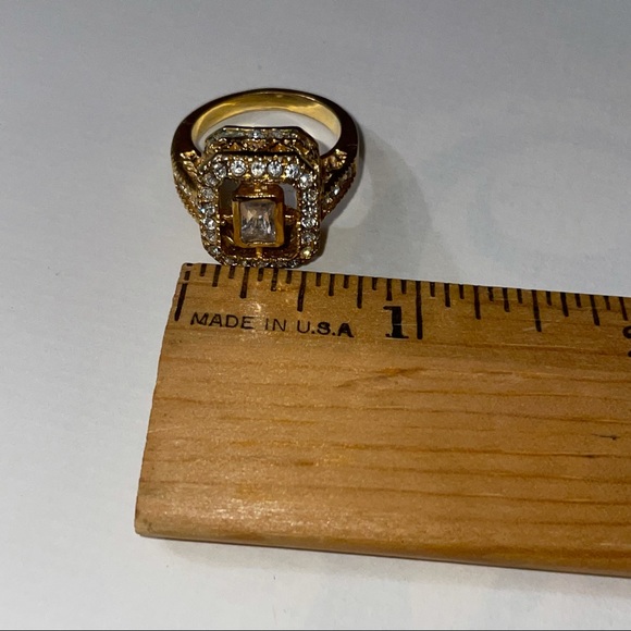 Elegant Gold Tone Faux Diamond Cocktail Ring Sz 7 - Picture 9 of 13
